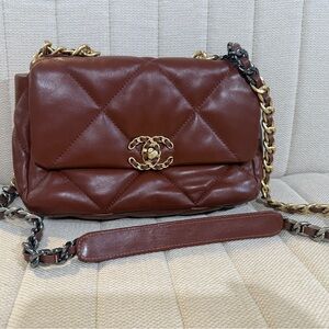Luxurious Brown Leather Shoulder Bag with Gold Accents